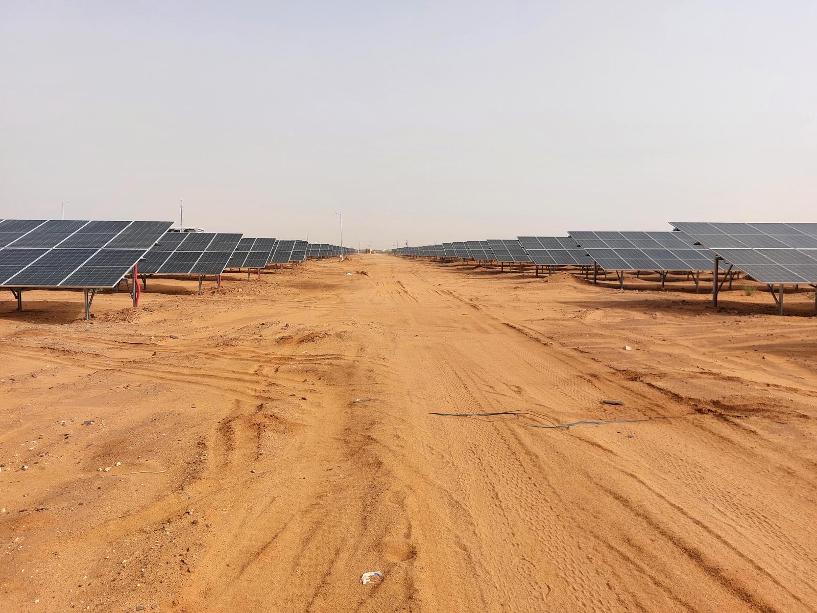 Alignement de tables photovoltaïques dans le désert, centrale de Zouérate