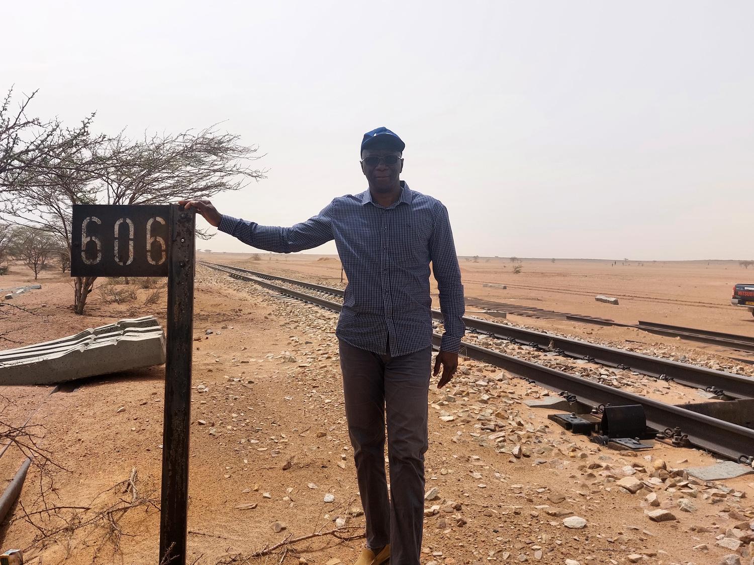 Abdoulaye Ndiaye sur le terrain, le long de la voie ferrée minière