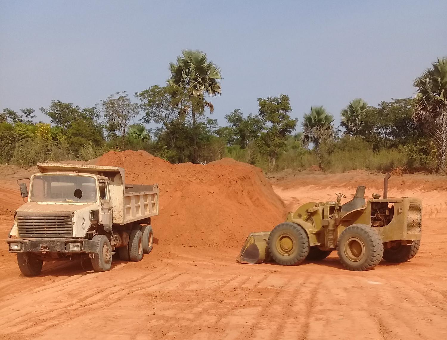 Engins de terrassement sur une piste rurale en latérite