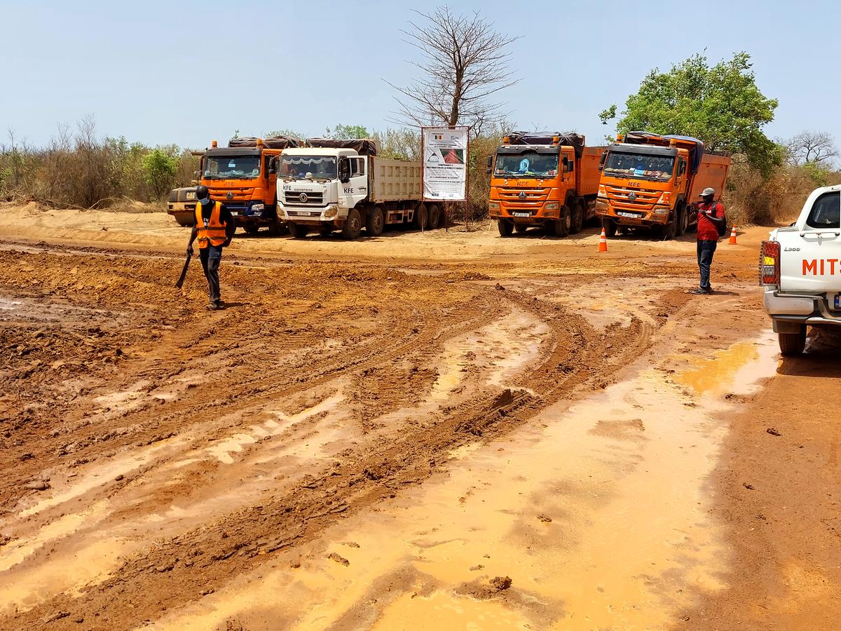 Camions bennes et piste d’accès sur un chantier suivi par E2CS