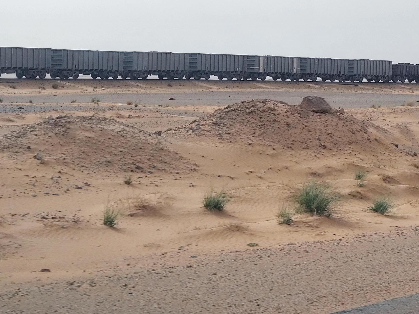 Long convoi minier traversant le désert